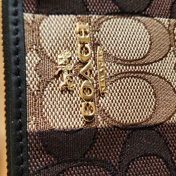 NWT Coach Signature Jacquard Stripe Large Corner Zip Wristlet Wallet π€π€π€π - Picture 4 of 16